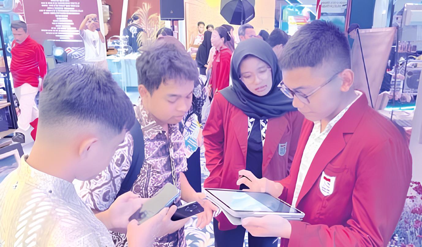 INOVATIF: Siswa SMK Telkom Malang menjelaskan platform Myedotel kepada pengunjung Expo Expose SMK Jawa Timur di Grand City Convention Hall.