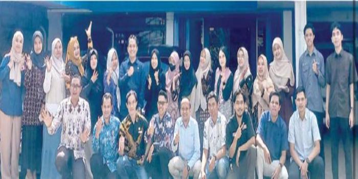 ANTUSIAS: Kasi SMK Cabdindik wilayah Kota Malang-Kota Batu Frenky Minggaryana Dwi Putra SSn (tengah) foto bersama 25 peserta Diklat Jurnalistik Guru SMK di Kantor Jawa Pos Radar Malang, Kamis (12/02).