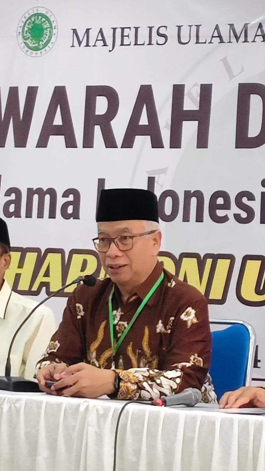 Dr KH Isroqunnajah menjawab pertanyaan wartawan setelah musda pada Sabtu (14/2). (MUI Kota Malang)