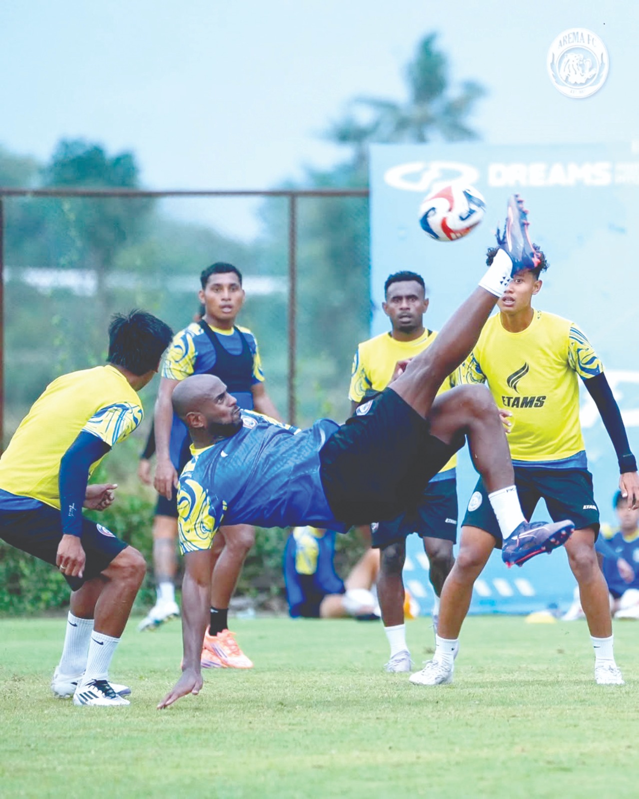 WAJIB TAJAM: Joel Vinicius (tengah) melakukan tendangan salto dalam sesi latihan Arema FC di Dreams Football Pitch, Pakis, beberapa waktu lalu. (MO Arema FC for Radar Malang)