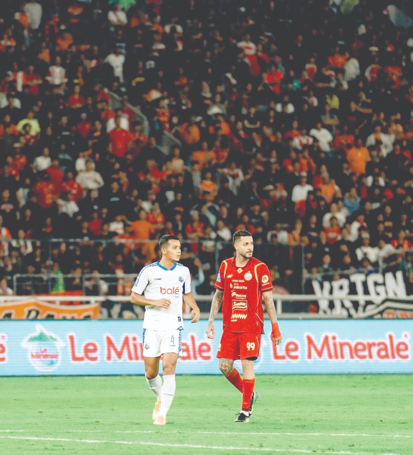 SIAP KERJA KERAS: Leo Guntara (kiri) mengawal ketat penyerang Persija Maxwell dalam laga BRI Super League di Stadion Utama Gelora Bung Karno, 8 Februari lalu. (MO Arema FC for Radar Malang)
