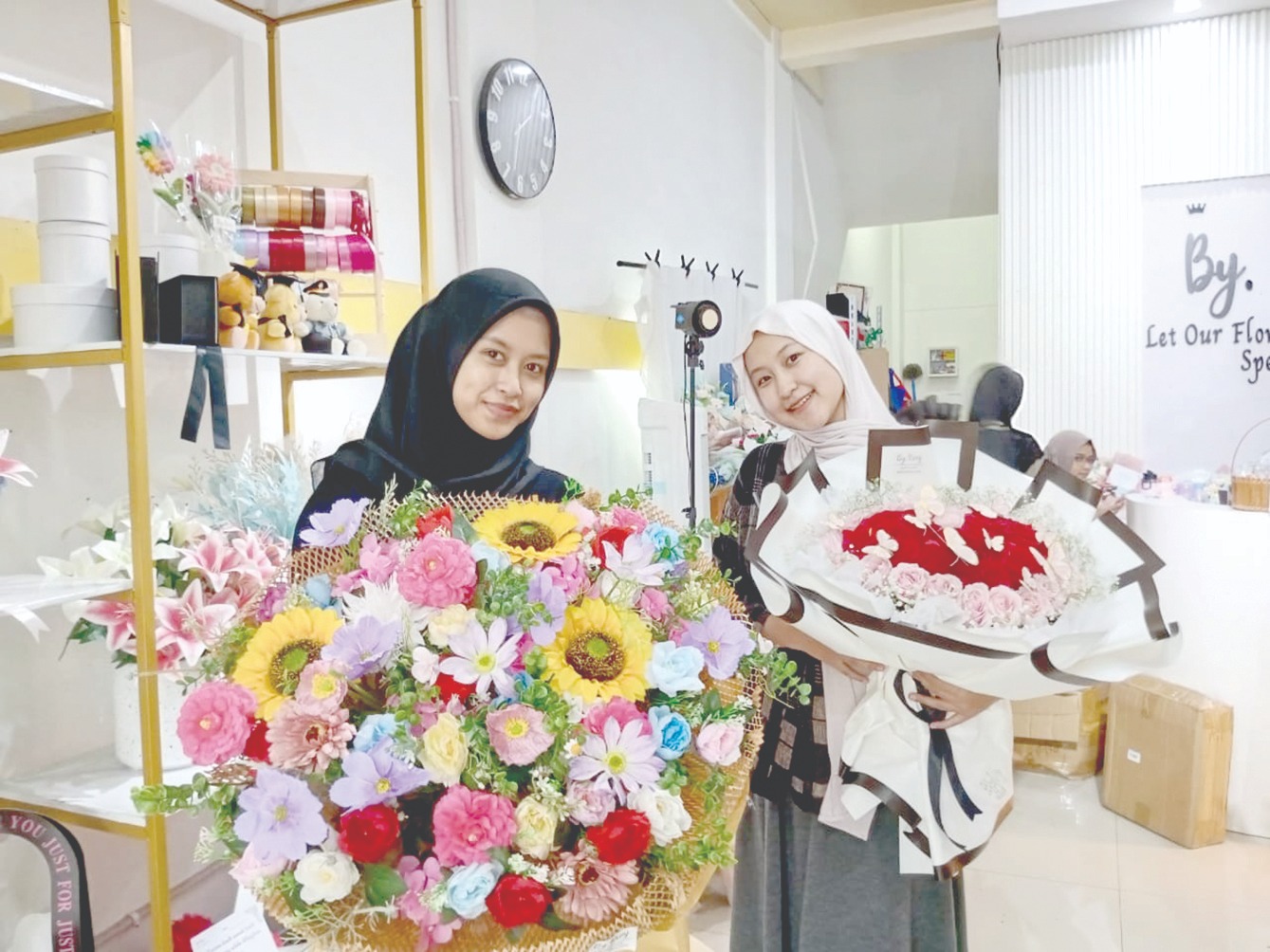 PERMINTAAN NAIK: Dua pembeli di salah satu florist di Kota Malang berpose  setelah mendapat buket bunga yang diinginkan beberapa hari lalu.  ALIFIA KURNIA/RADAR MALANG