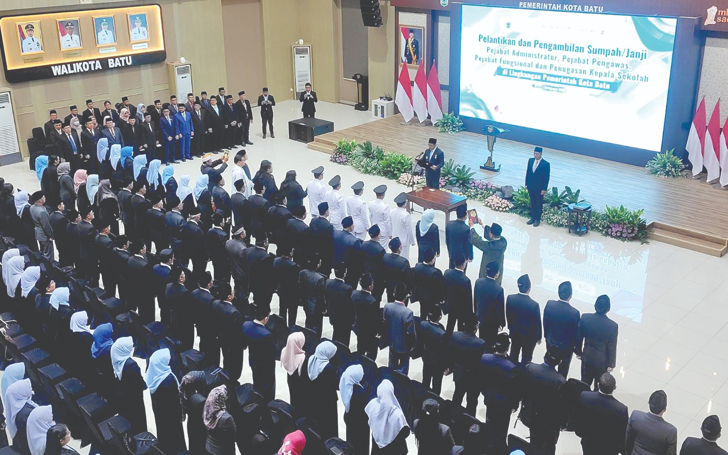 RESMI DILANTIK: Wali Kota Batu Nurochman melantik 137 pejabat administrator, pengawas, fungsional, hingga kepala sekolah di Gedung Graha Pancasila Balai Kota Among Tani Batu Jumat malam lalu (13/2).