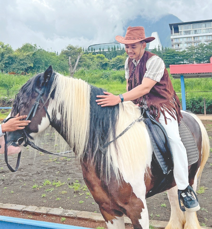 SERU: Wisatawan menikmati sensasi tunggang kuda gypsy di area Drive Thru Park sekaligus mendapat fasilitas rompi dan topi ala cowboy beberapa hari lalu. RORI DINANDA BESTARI/RADAR BATU