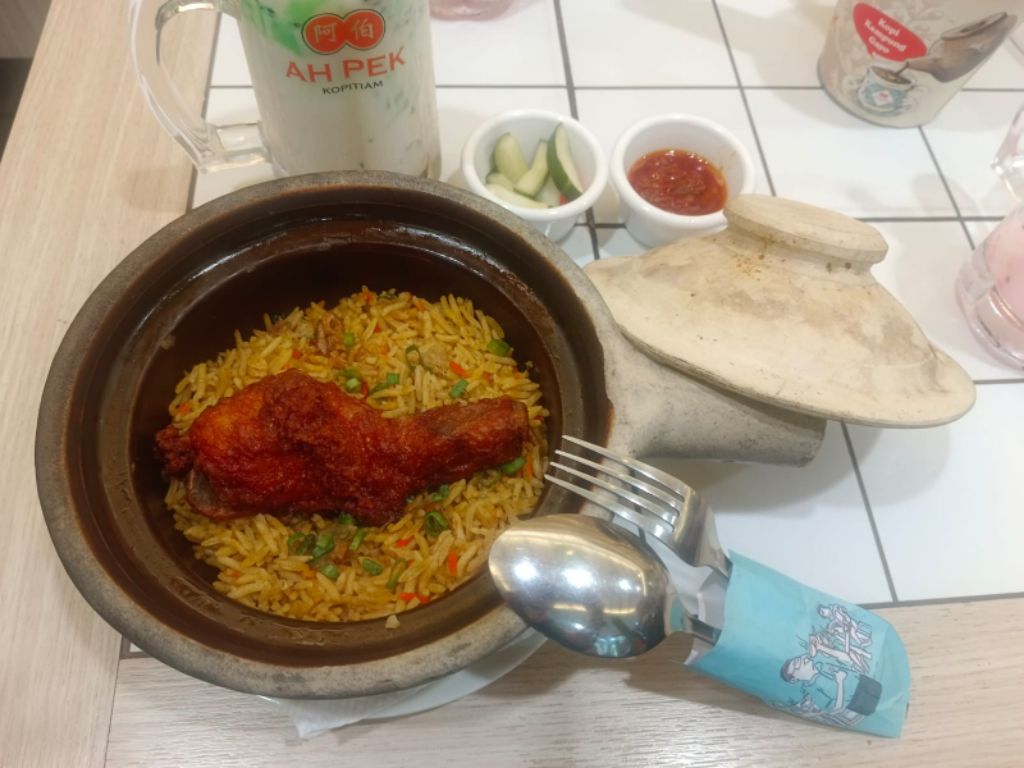 ISTIMEWA: Penyajian menggunakan claypot membuat aroma rempah lebih kuat sekaligus menjaga suhu makanan tetap hangat saat disantap.
