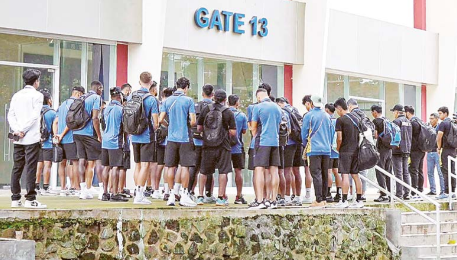 WUJUD PENGHORMATAN: Elemen tim Arema FC berdoa bersama di depan Gate 13 Stadion Kanjuruhan sebelum masuk stadion.
