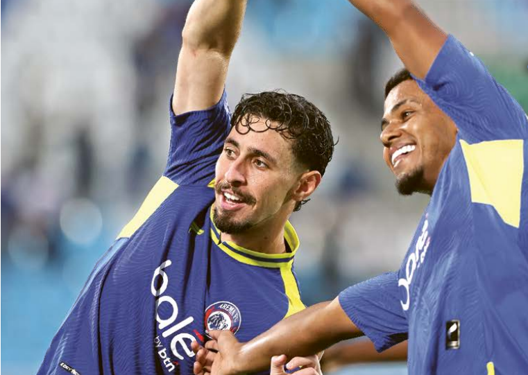 KONSISTENSI DIUJI: Gelandang Arema FC Gustavo Franca (kiri) bersama Gabriel Silva merayakan gol ke gawang Semen Padang dalam laga BRI Super League di Stadion Kanjuruhan, kemarin