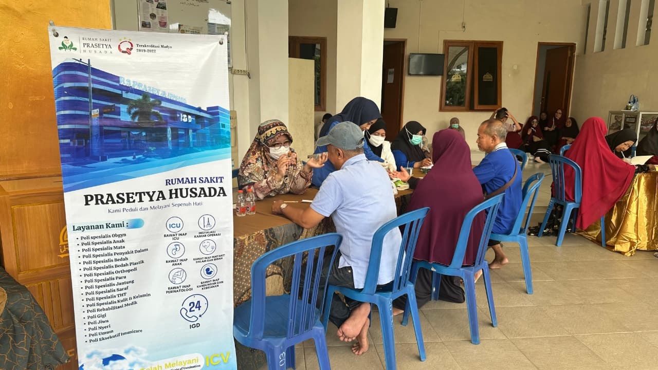 DUKUNG MASYARAKAT SEHAT: Warga Perum Tirtasani, Desa Ngenep, Karangploso, Kabupaten Malang memanfaatkan pemeriksaan gratis di Prasetya Health Tour. (RS Prasetya Husada for Radar Malang)