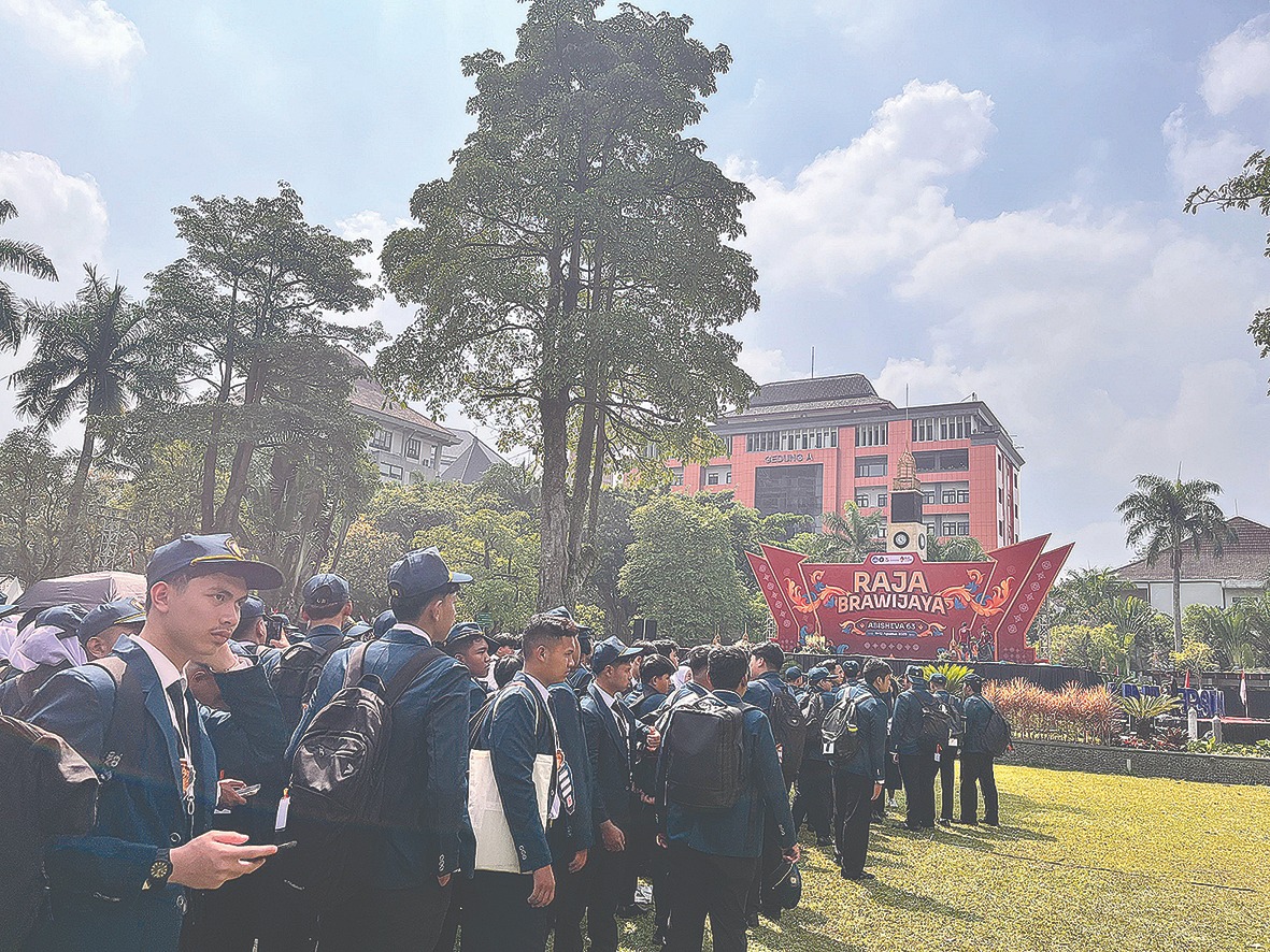 IKUTI PANITIA SNPMB: Mahasiswa baru  Universitas Brawijaya bersiap mengikuti rangkaian Acara Jelajah Almamater tahun lalu. (Nahdiatul Affandiah/Radar Malang)