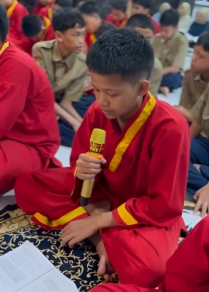BERHARAP JADI BUDAYA: Siswa SMP Aisyiyah Muhammadiyah 3 Malang mengaji setelah menjalani Salat Subuh berjamaah. (SMP Aisyiyah Muhammadiyah 3 Malang for Radar Malang)