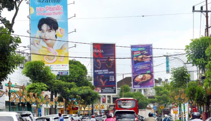 MENGANGGU ESTETIKA: Penempatan reklame berukuran besar di koridor Kajoetangan bakal dievaluasi pemkot.