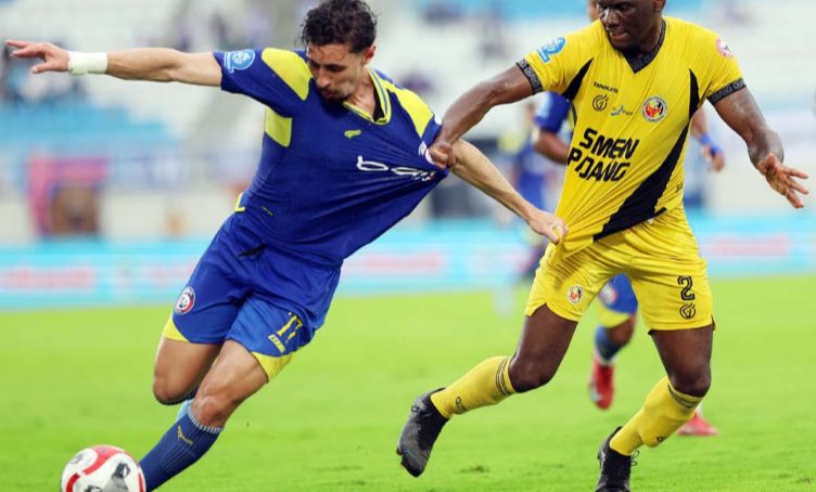 CETAK GOL DEBUT: Joel Vinicius melakukan selebrasi ikoniknya ala black Panther untuk gol keduanya kemarin sore.
