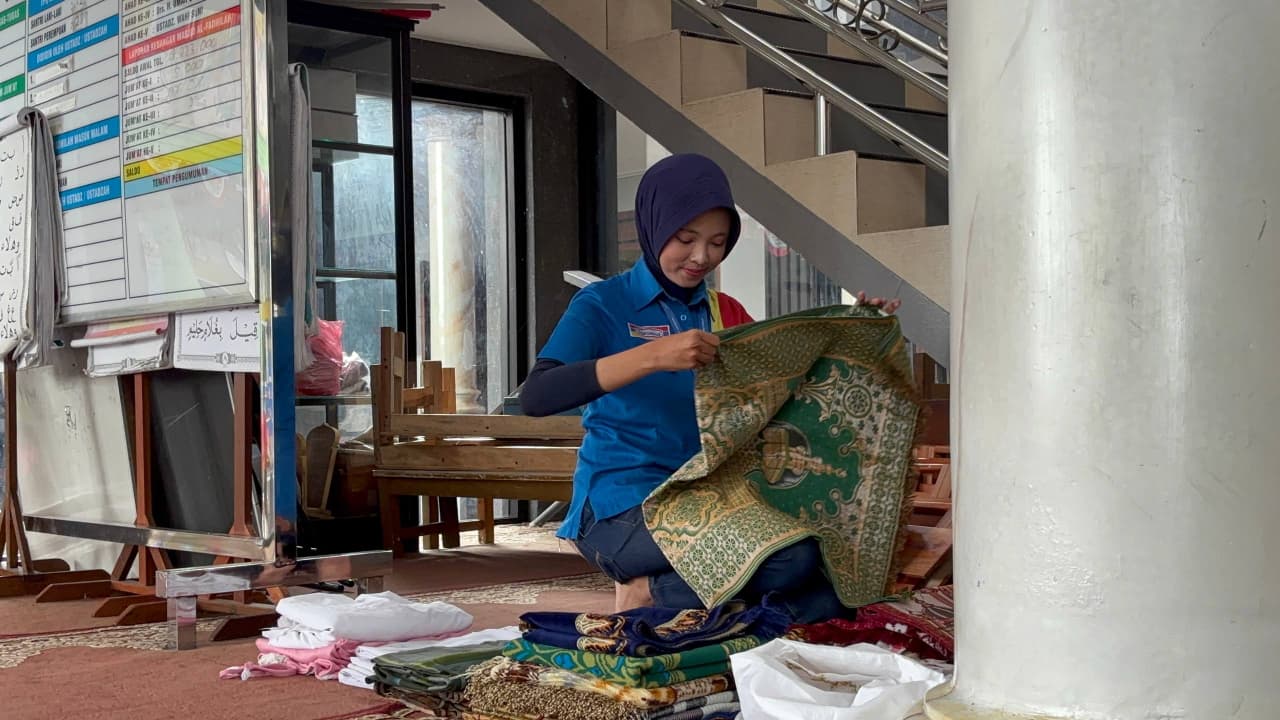 Indomaret bersama Unilever menggelar aksi bersih masjid di enam titik di Kota Malang, Senin (16/2).