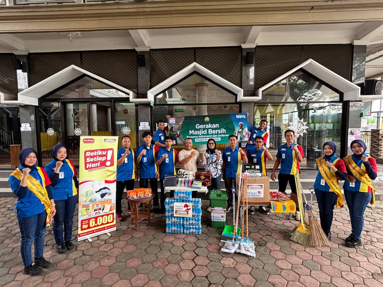 Indomaret bersama Unilever menggelar aksi bersih masjid di enam titik di Kota Malang, Senin (16/2).