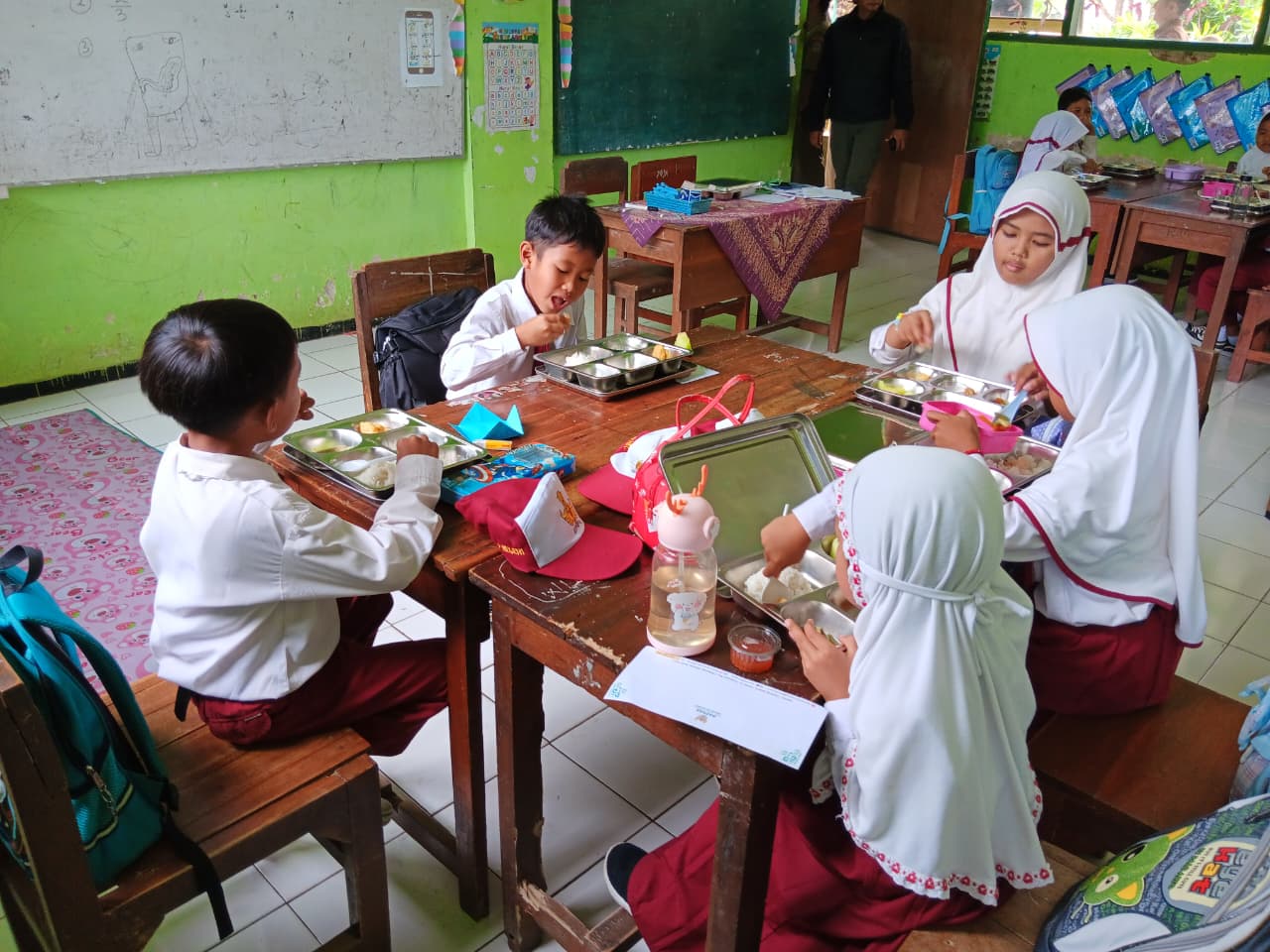 Siswa SDN 1 Pulungdowo, Tumpang menyantap menu MBG yang dibagikan pekan lalu. Indah Mei Yunita/Radar Malang