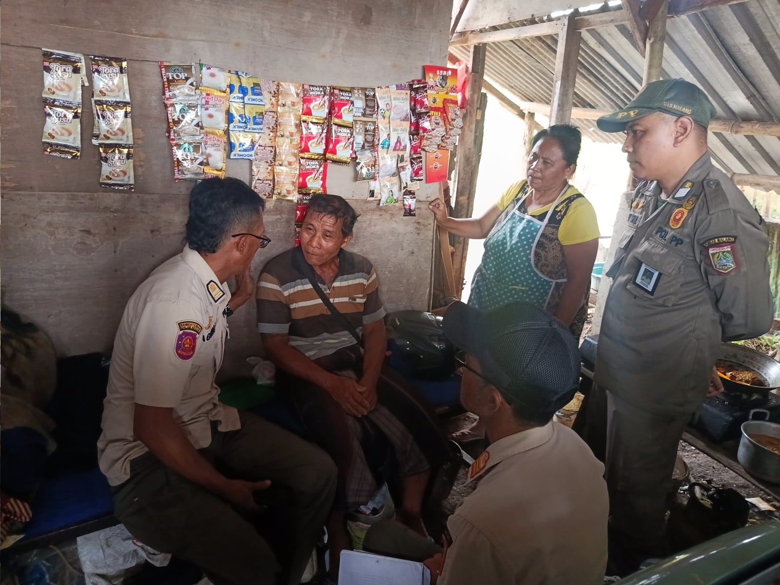 DAPAT ADUAN: Petugas Satpol PP Kabupaten Malang memeriksa warkop di Desa Karangpandan, Kecamatan Pakisaji,  diduga menjalankan prostitusi pekan lalu. Satpol PP Kabupaten Malang for Radar Kanjuruhan.