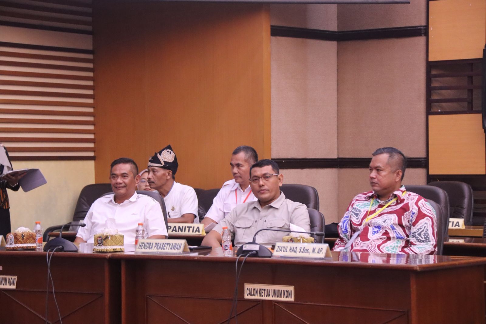SEMPAT MEMANAS: Darmadi (kanan) duduk bersama dua calon ketua KONI Kabupaten dalam proses pemilihan yang digelar Sabtu (14/2). Prokopim Kabupaten Malang.