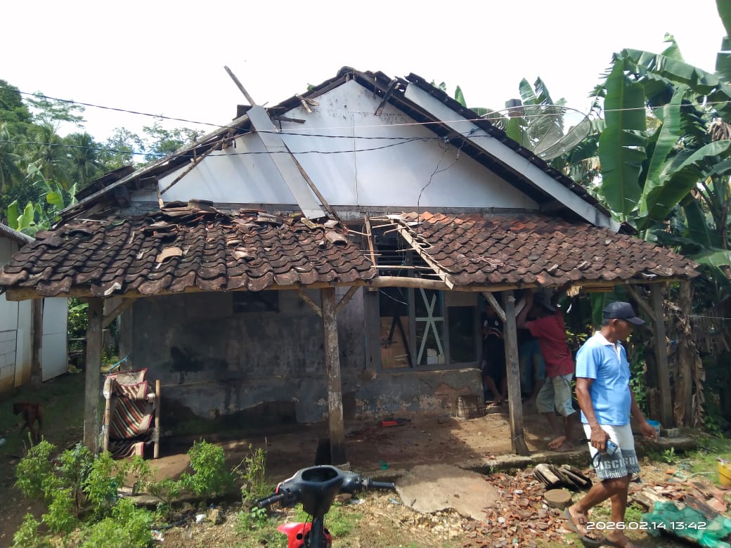 AKIBAT CUACA EKSTREM: Kondisi atap rumah warga di Desa Sitiarjo, Kecamatan Sumbermanjing Wetan yang rusak karena hujan deras disertai angin kencang. BPBD Kabupaten Malang for Radar Kanjuruhan.