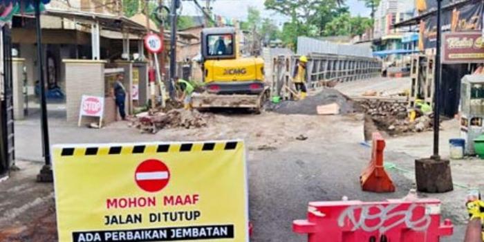 Nabila Amelia / Radar Malang DITUTUP SEMENTARA: Pembangunan fondasi untuk Jembatan Sonokembang di Kecamatan Blimbing mulai dilakukan Sabtu lalu (14/2).
