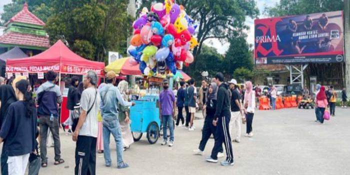 NAHDIATUL AFFANDIAH/RADAR MALANG LAMPAUI BATAS OPERASIONAL: Sejumlah pedagang berjualan di samping tank di depan Museum Brawijaya, kemarin (15/2).