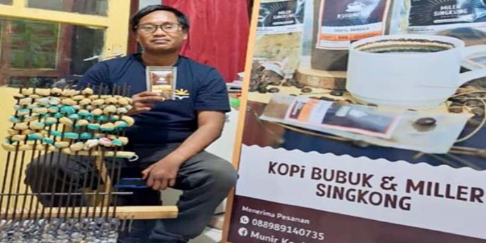Nabila Amelia / Radar Malang PANTANG MENYERAH: Munir menunjukkan kopi dan keset hasil buatannya, beberapa hari lalu.