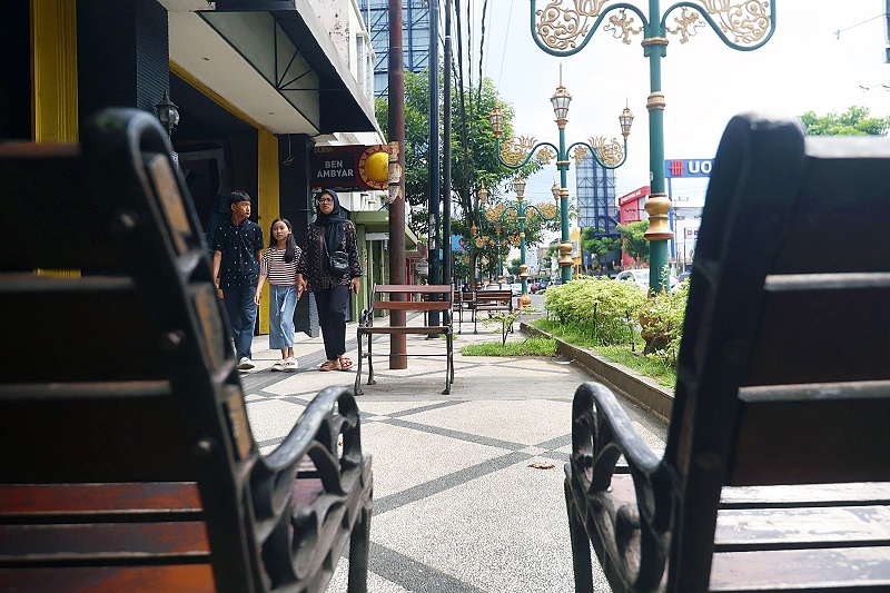 DILAPORKAN KE POLISI: Bangku Kajoetangan Heritage yang dipasang berpasangpasangan, sebagian tersisa satu karena dicuri orang.