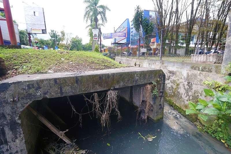 MANGKRAK: Drainase sistem jacking di Jalan Bondowoso belum tersambung kemarin (16/2). Rencananya dilanjutkan bersamaan dengan pembangunan drainase Jalan Letjen Sutoyo.