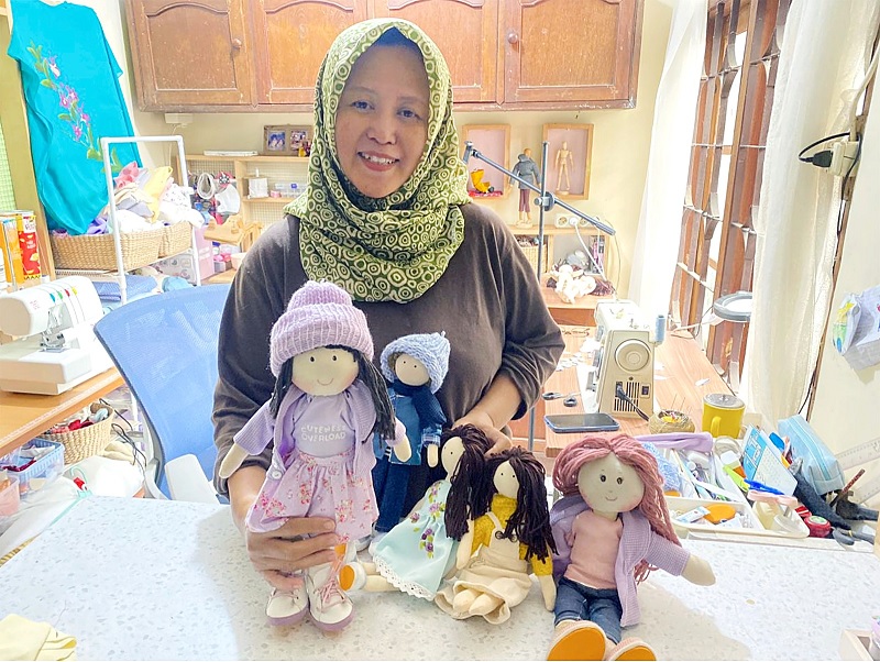 PENUH MAKNA: Nani Eviati memamerkan beberapa boneka custom di ruang kerjanya pada Minggu (15/2) lalu.