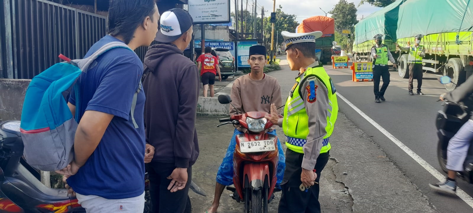 MARAK: Salah satu pemotor yang tidak mengenakan helm terkena razia polisi, beberapa waktu lalu.