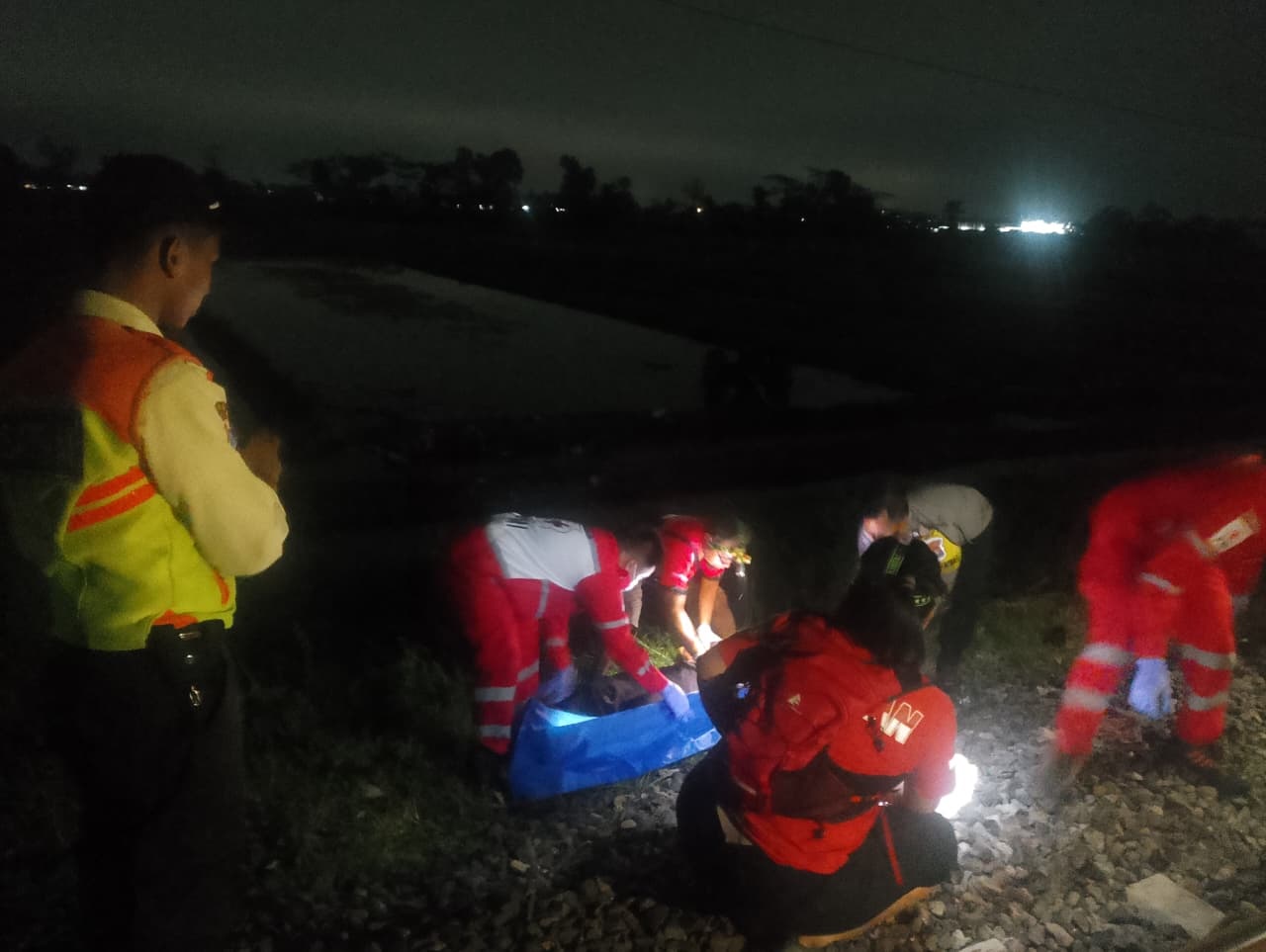 MENINGGAL DI TEMPAT: Petugas berusaha mengevakuasi korban yang tertabrak KA Gajayana di Dusun Genengan, Desa Genengan, Kecamatan Pakisaji, Minggu malam (15/2).