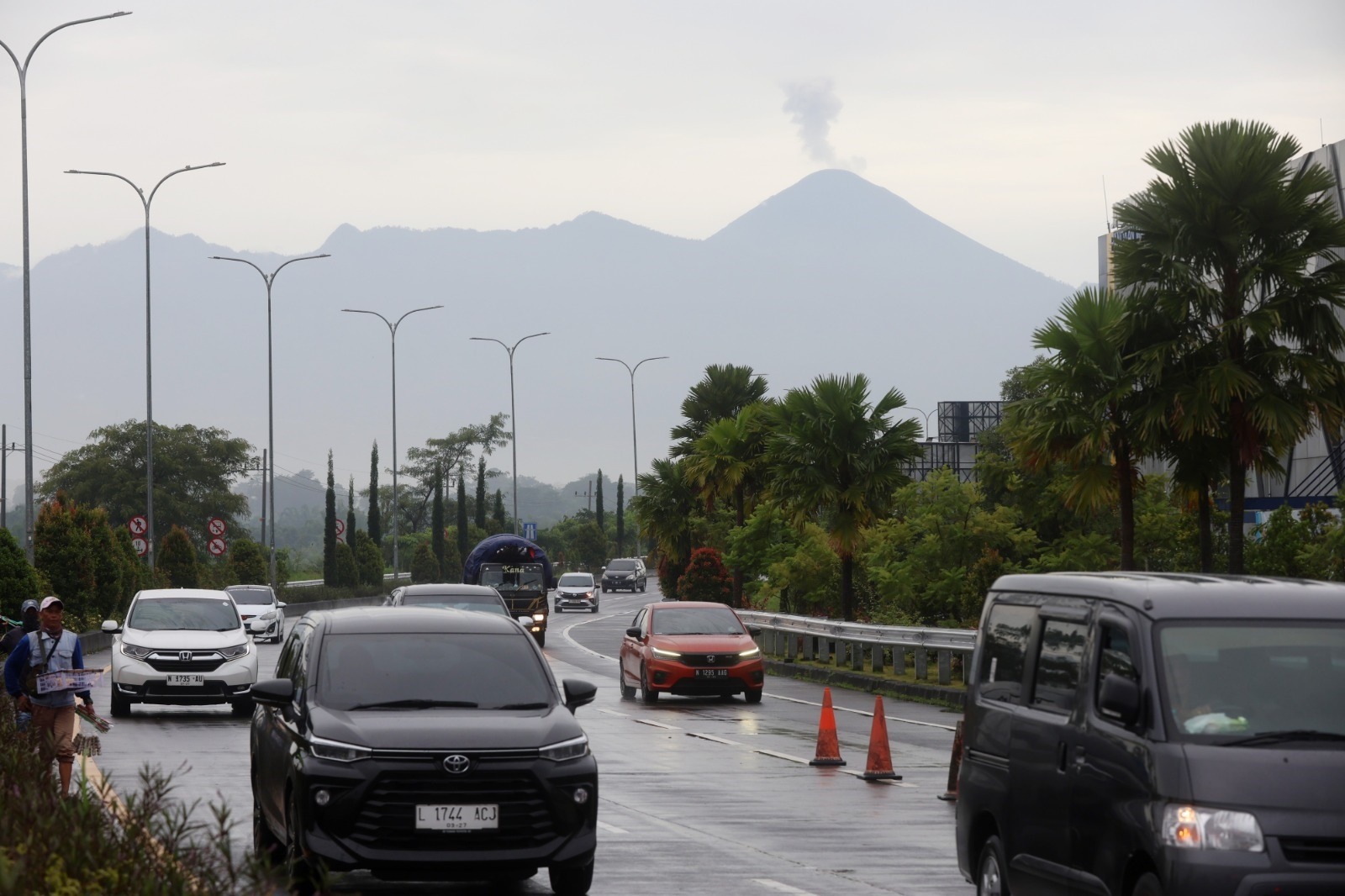 MENINGKAT: Gerbang Tol Pandaan-Malang di Singosari banyak dilintasi pengendara sejak akhir pekan lalu sampai kemarin. PT Jasa Marga Pandaan-Malang mengestimasi ada peningkatan hingga 30 persen.