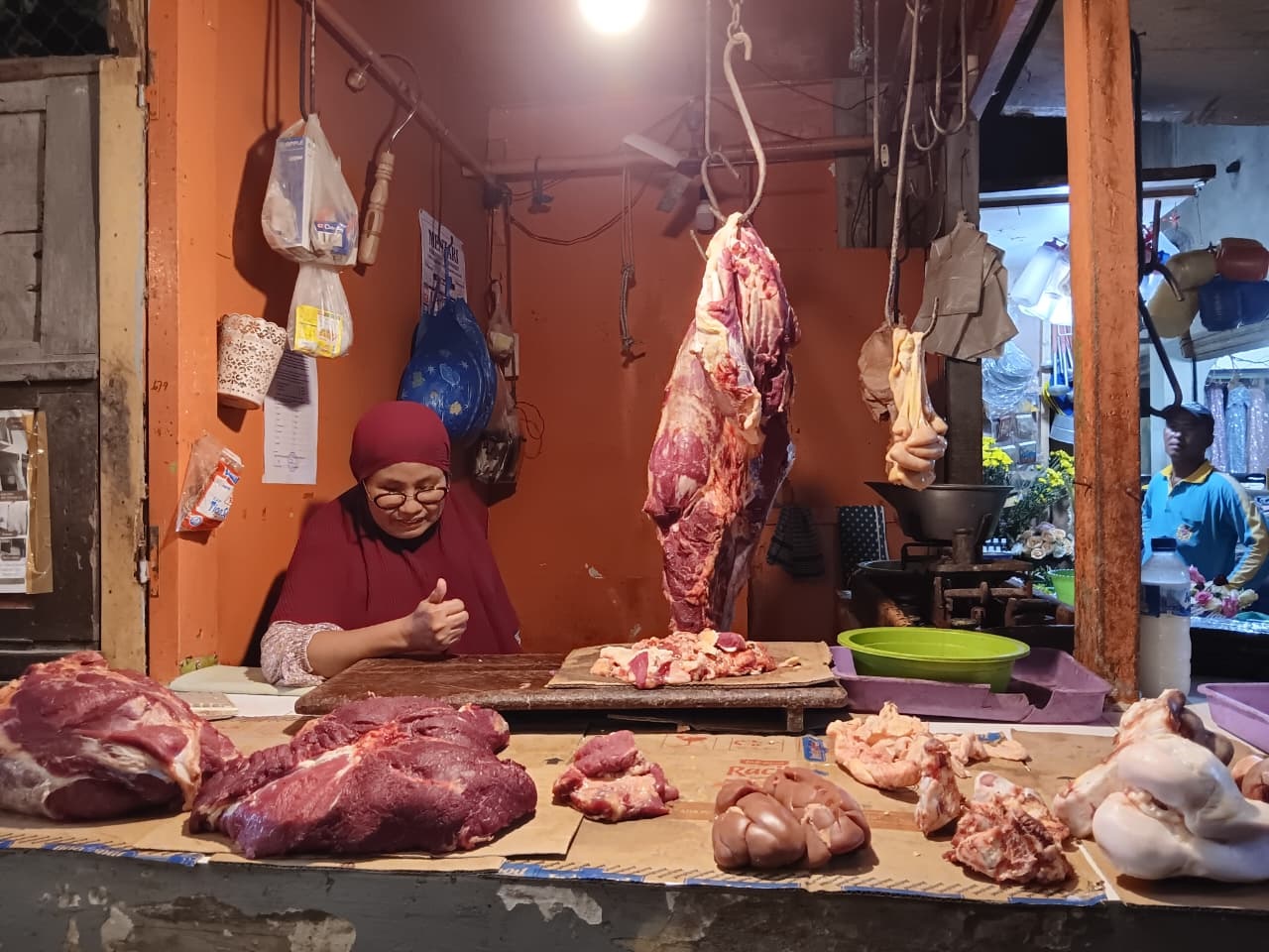 TAK PERNAH HABIS: Salah satu penjual daging sapi di Pasar Kepanjen mengeluhkan turunnya minat pembeli.