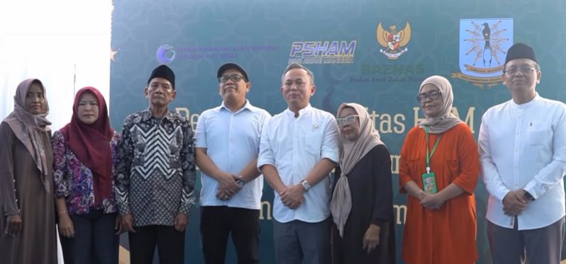 Wamen HAM Mugiyanto menyerahkan bantuan kepada keluarga korban Mei 1998 di Klender, Jakarta Timur, menjelang Ramadan 1447 H. (Sumber : Instagram @mugiyanto.official)
