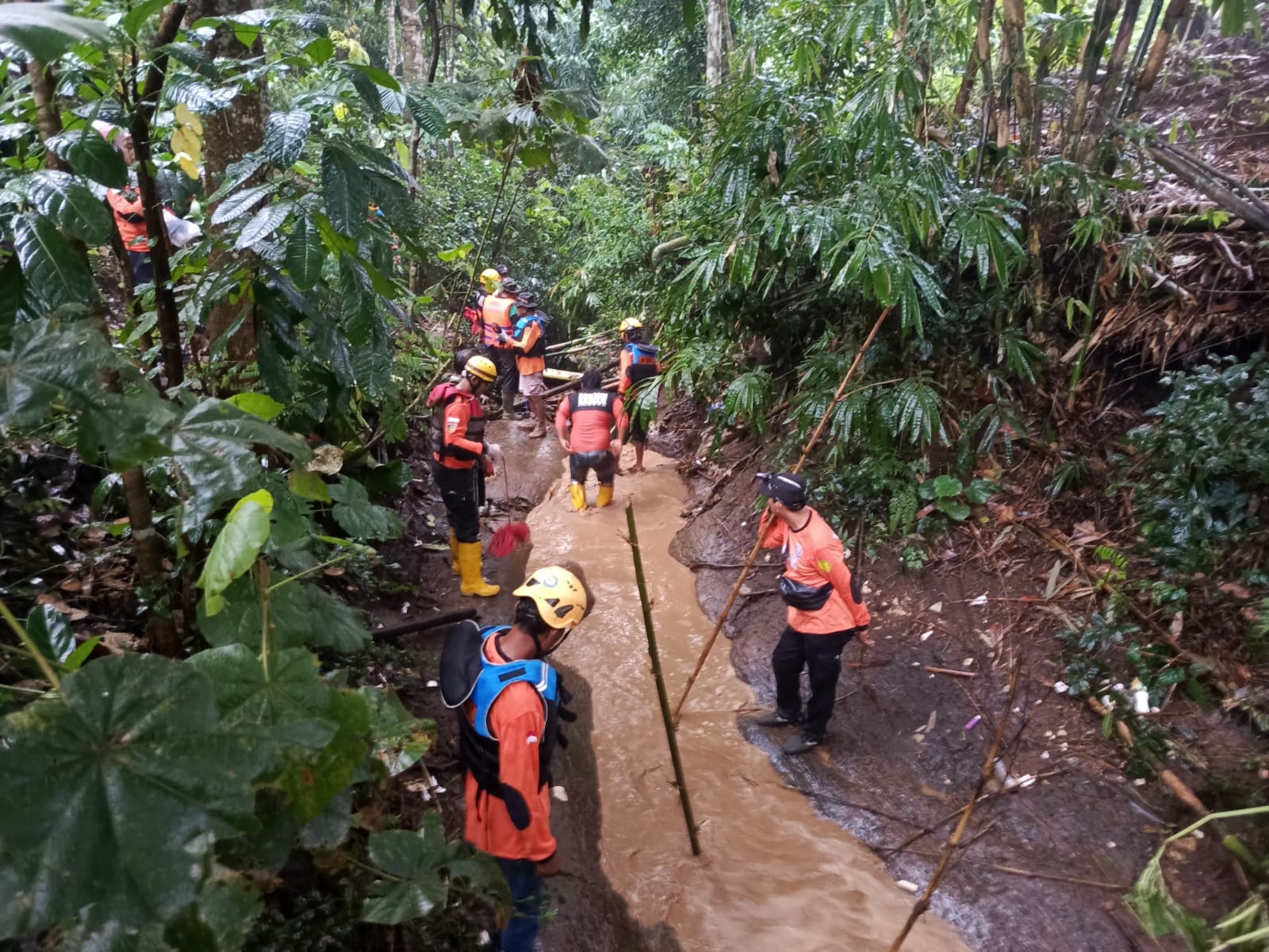 Relawan mencari anak laki-laki yang terseret arus saluran irigasi saat hujan deras di Desa Druju, Kecamatan Sumbermanjing Wetan, Kabupaten Malang, Selasa (17/2). (Istimewa)