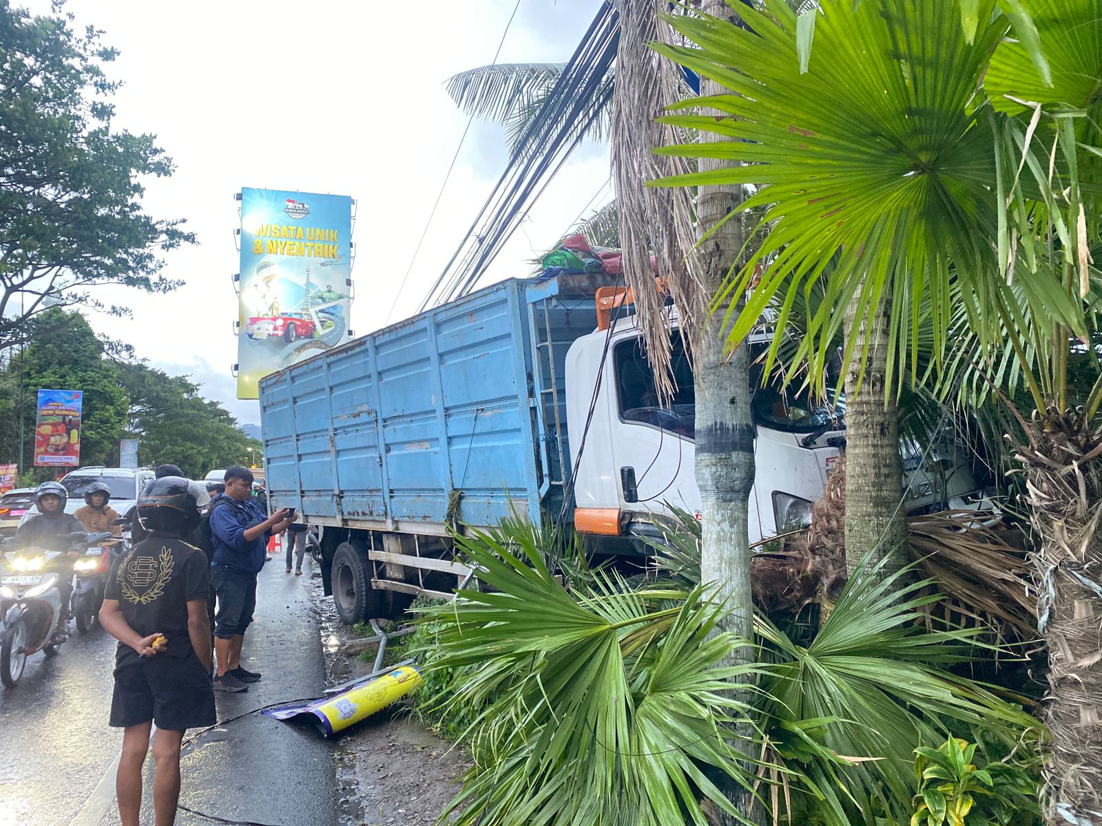 Kondisi truk rem blong di Jalan Pattimura, Kota Batu, Rabu (18/2). (Rori Dinanda Bestari/Radar Malang)
