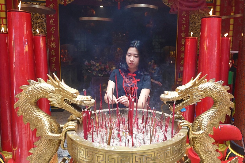 PANJATKAN DOA: Salah satu warga Tionghoa, Verena menancapkan dupa sesaat setelah berdoa di Kelenteng Eng An Kiong kemarin (17/2). Dia bersama ratusan umat sembahyang untuk memperingati Hari Raya Imlek