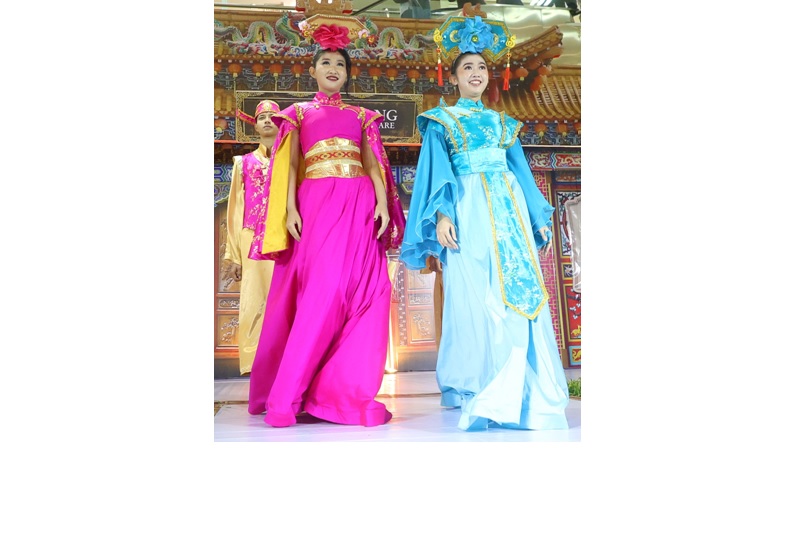 RANGKAIAN IMLEK: Para model memeragakan busana setelah pertunjukan barongsai di Kelenteng Eng An Kiong kemarin.