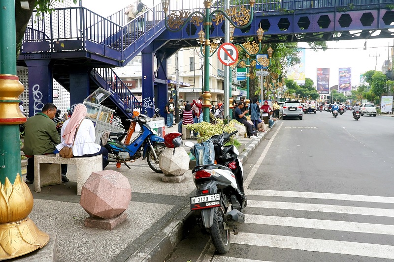 ZONA TERLARANG: Sepeda motor parkir di ruas Jalan Basuki Rahmat kemarin (17/2). Area tersebut hanya diperuntukkan bagi kendaraan roda empat.