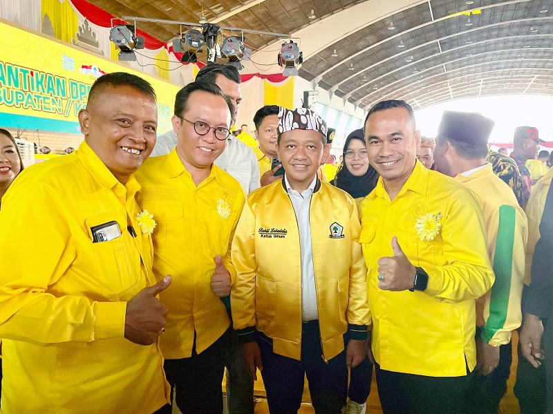 PENGUKUHAN: Ketua DPD Partai Golkar Kota Malang Djoko Prihatin (kanan) mendampingi Ketum DPP Partai Golkar Bahlil Lahadalia setelah pelantikan serentak di Surabaya, Minggu lalu (15/2).