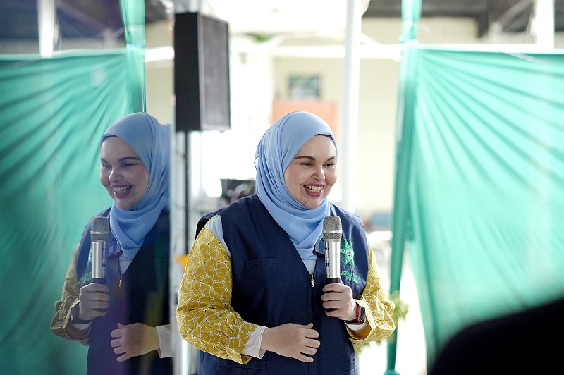 INOVATIF: Dokter Syifa Mustika memberi edukasi terkait penyakit dalam kepada masyarakat beberapa waktu lalu. Foto kanan, pasien mengakses situs SmartGerdX buatan dr Syifa Mustika melalui ponsel pintar
