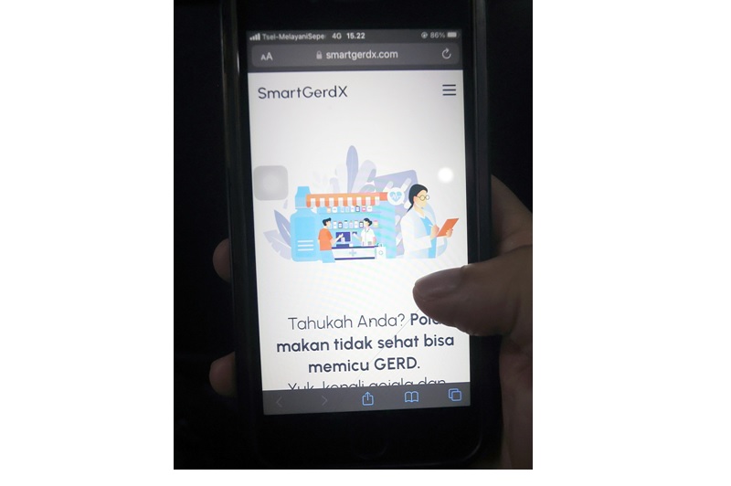 INOVATIF: Dokter Syifa Mustika memberi edukasi terkait penyakit dalam kepada masyarakat beberapa waktu lalu. Foto kanan, pasien mengakses situs SmartGerdX buatan dr Syifa Mustika melalui ponsel pintar