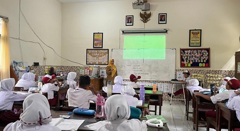 SIMAK PENJELASAN GURU: Siswa SDN Kebonsari 1 mengikuti kegiatan belajar mengajar di kelas pekan lalu. Selama Ramadan, sekolah mengurangi jam belajar siswa sekitar 1&ndash;2 jam dari hari biasa.