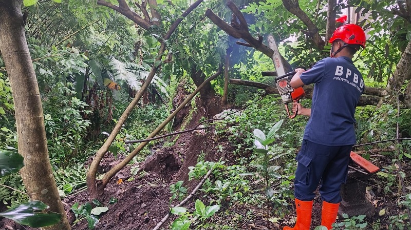 YANG KESEKIAN: Petugas BPBD Kabupaten Malang melakukan penanganan terhadap bencana longsor yang terjadi di Desa Ngijo, Kecamatan Karangploso, 13 Februari lalu.