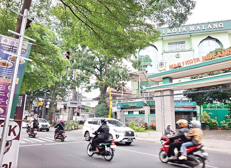 TIDAK LAGI AKTIF: Bekas tiang rambu titik henti bus Trans Jatim di depan MAN 1 Kota Malang masih terpasang kemarin siang.