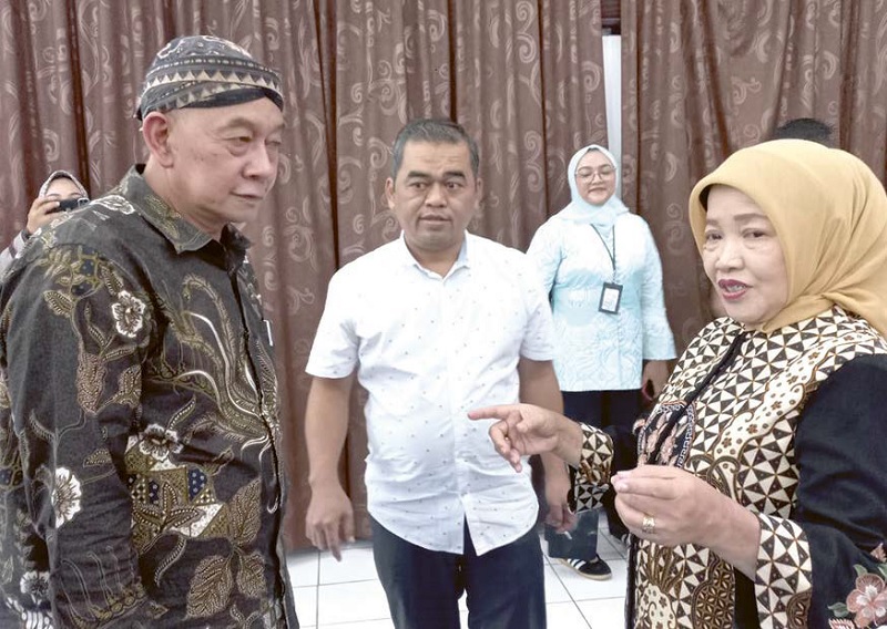 GAYENG: Wakil Bupati Malang Latifah Shohib berbincang dengan Ketua Umum Koperasi Susu SAE H.M. Ni
