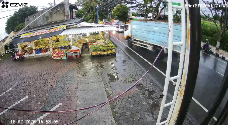 Tangkapan CCTV memperlihatkan truk sebelum menabrak PJU di Jalan Pattimura, Kota Batu, Rabu (18/2). (Kiriman warga)