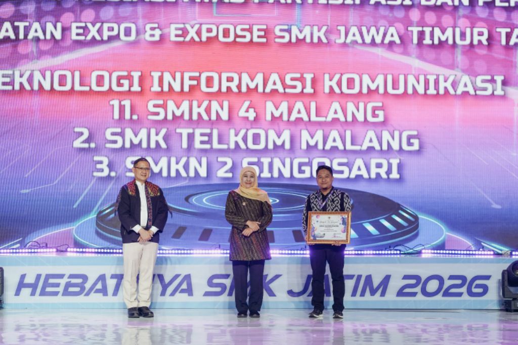 TERBAIK: Kepala SMK Telkom Malang Rahmat Dwi Djatmiko SKom MM menerima penghargaan sebagai sekolah ter-aktif di Expo Expose 2026 oleh Gubernur Jatim dan Kadispenprov Jatim.