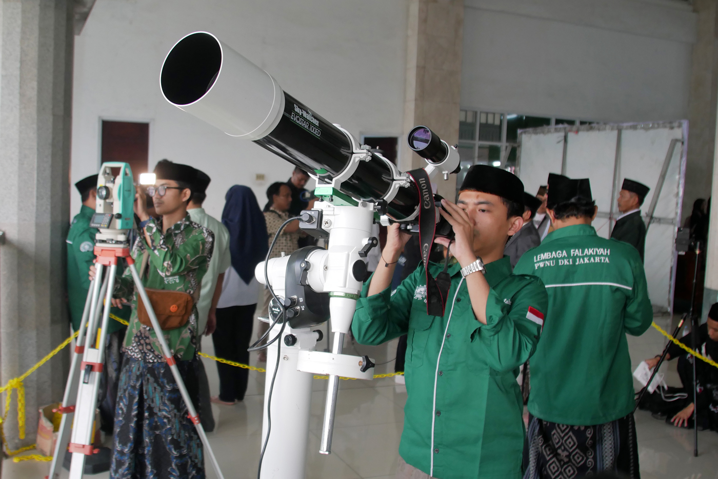 Petugas mengamati hilal mengunakan teropong di Masjid Hasyim Ashari, Kalideres, Jakarta, Selasa (17/2/2026). (Dery Ridwansah/ Jawapos.com)