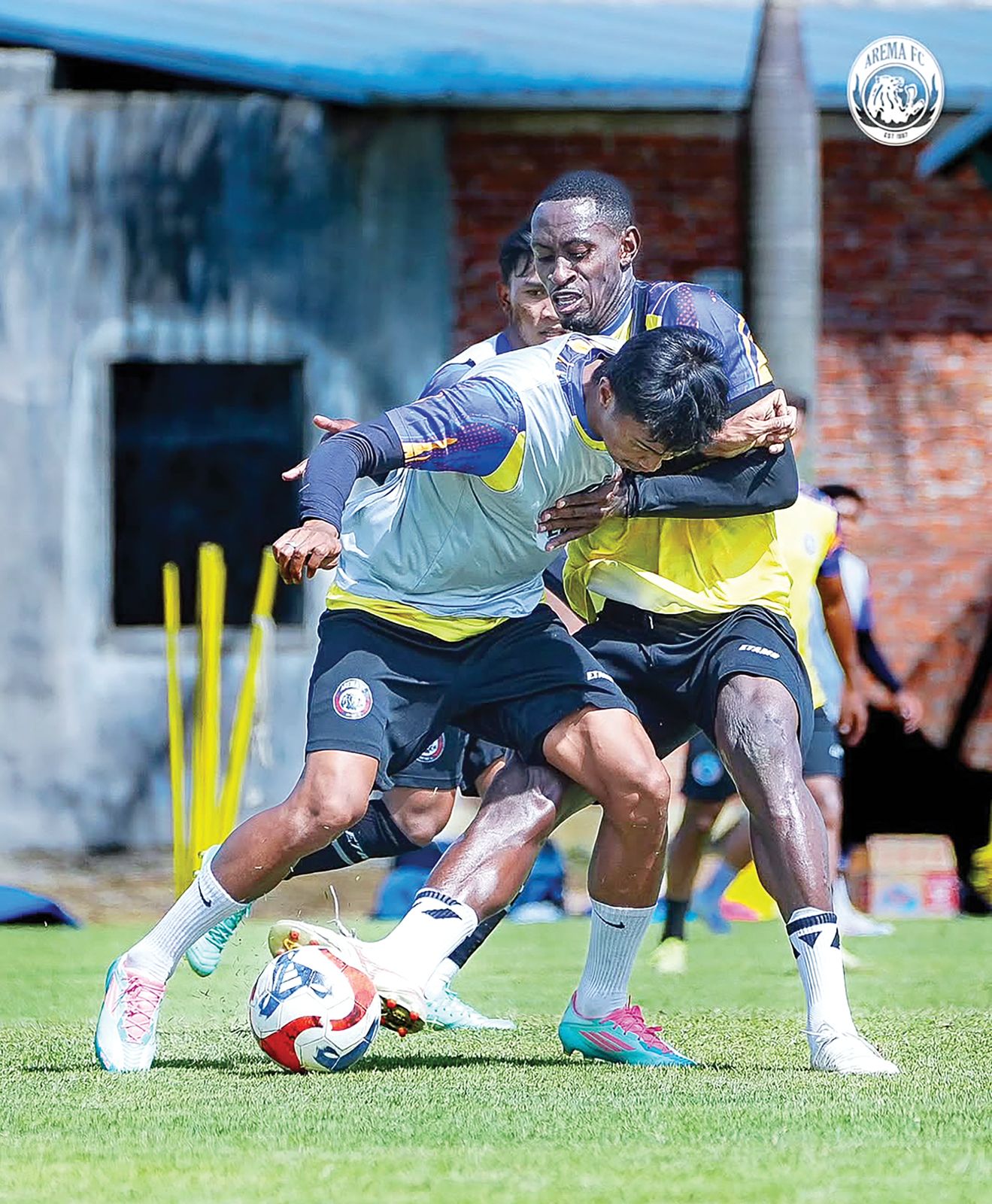 ANTI KENDUR: Jayus Hariono berusaha lepas dari penjagaan Matheus Blade dalam sesi latihan Arema FC di Dreams Football Pitch, Pakis, pekan lalu.