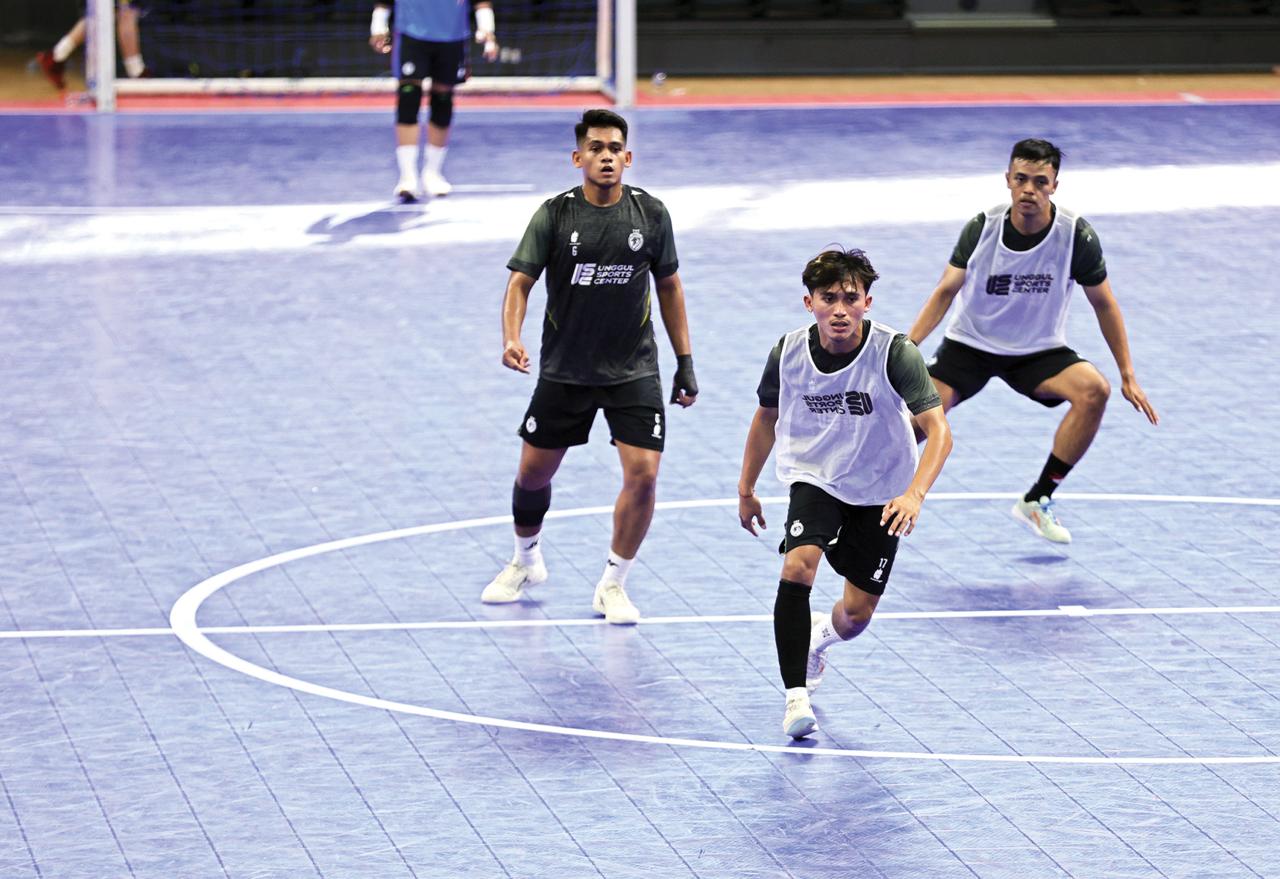 BISA SANTAI SEJENAK: Dari kiri Andres Dwi Persada, Ahmad Khoeron, Anton Cahyo, menjalani sesi latihan di GOR Ahmad Yani, Pontianak, sebelum berlaga di Nation Cup 2026.